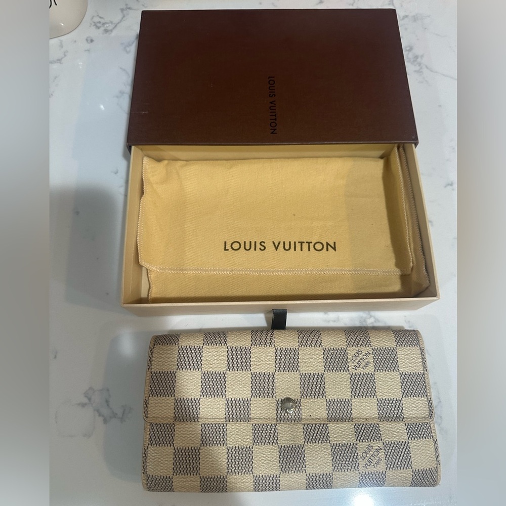 Louis Vuitton Damier Azur Wallet in Cream and Gray - Picture 2 of 13